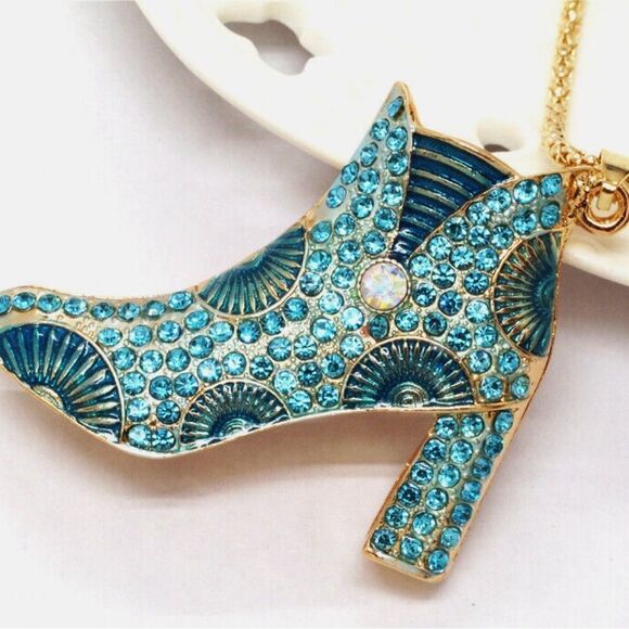🩵 Betsey Johnson stunning & sparkling aqua ankle boot pendant necklace 🩵 - Picture 1 of 4